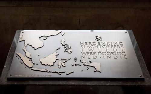 Monument voor de slachtoffers in Nederlands-Indië in de Tweede Wereldoorlog, bij de ingang van de Tweede Kamer.